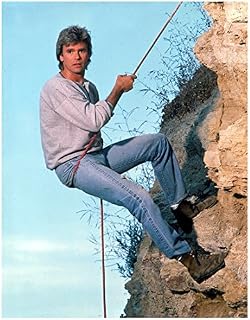 Richard Dean Anderson Close Up as MacGyver Climbing Wall 8 x 10 Photo