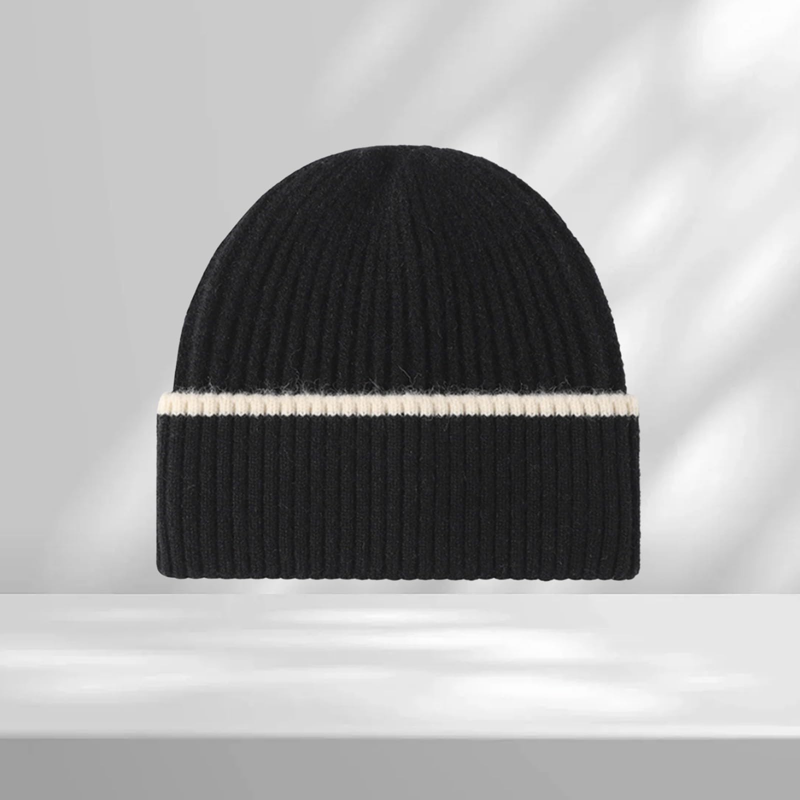 Bonnet tricoté à rayures contrastées pour une déclaration de mode unique et un u