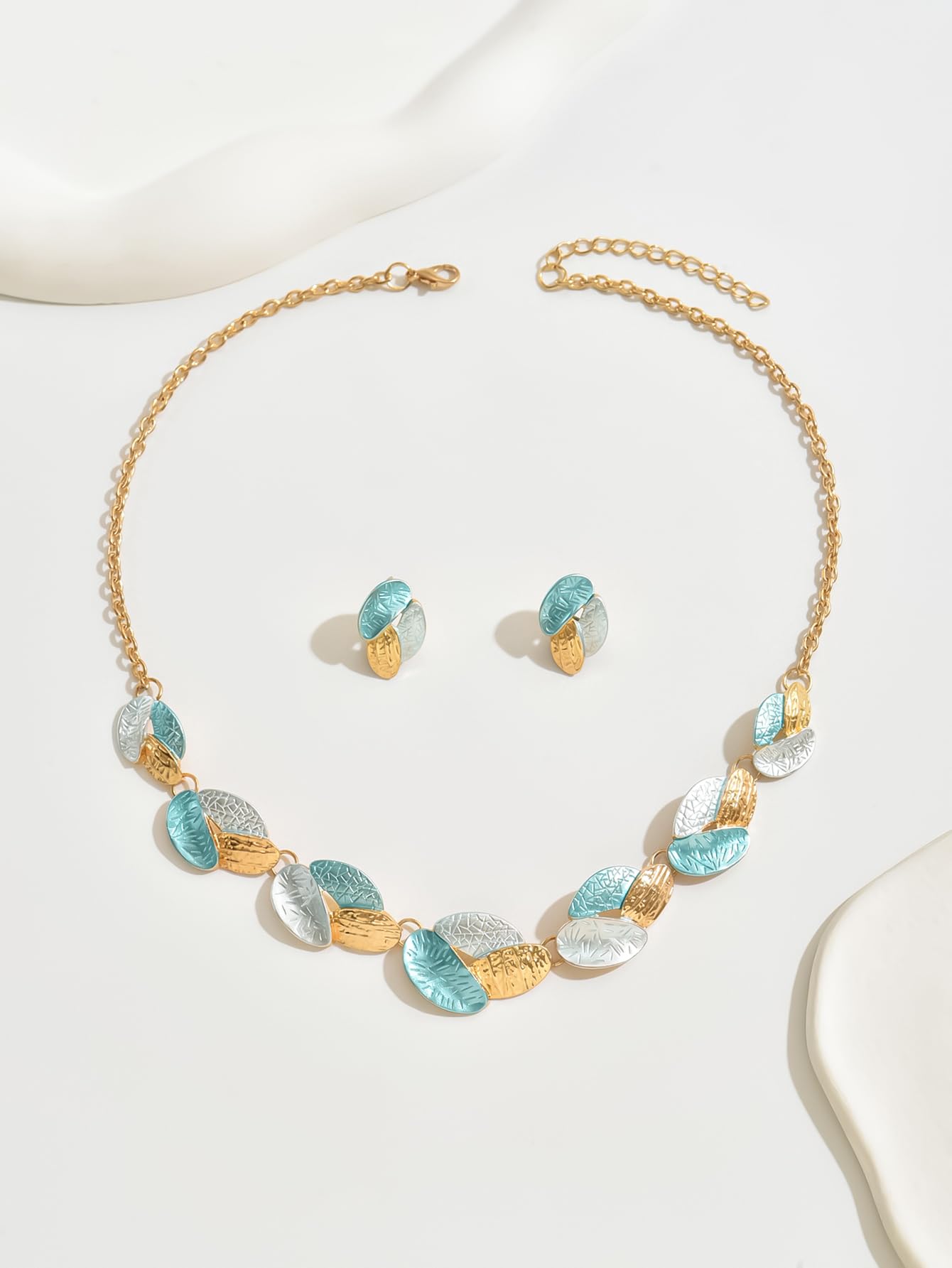 Ensemble élégant collier et boucles d'oreilles en forme de feuille texturée bleu