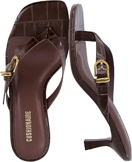 CUSHIONAIRE Marlin ローキトンヒール レディース Tバックスタイル ドレッシーヒール レディースサンダル 調節可能なバックル留め, チョコレートクロコ。, 8.5