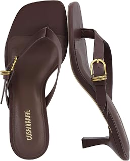 CUSHIONAIRE Marlin - Sandalias de tacón bajo para mujer, estilo tanga, elegantes, con cierre de hebilla ajustable, Chocolate, 6
