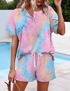 Tenues deux pièces pour femme avec haut boutonné et short avec poches