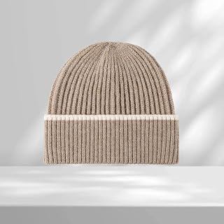 Bonnet tricoté à rayures contrastées pour une déclaration de mode unique et un usage quotidien