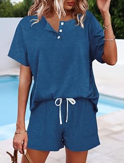 Tenues deux pièces pour femme avec haut boutonné et short avec poches