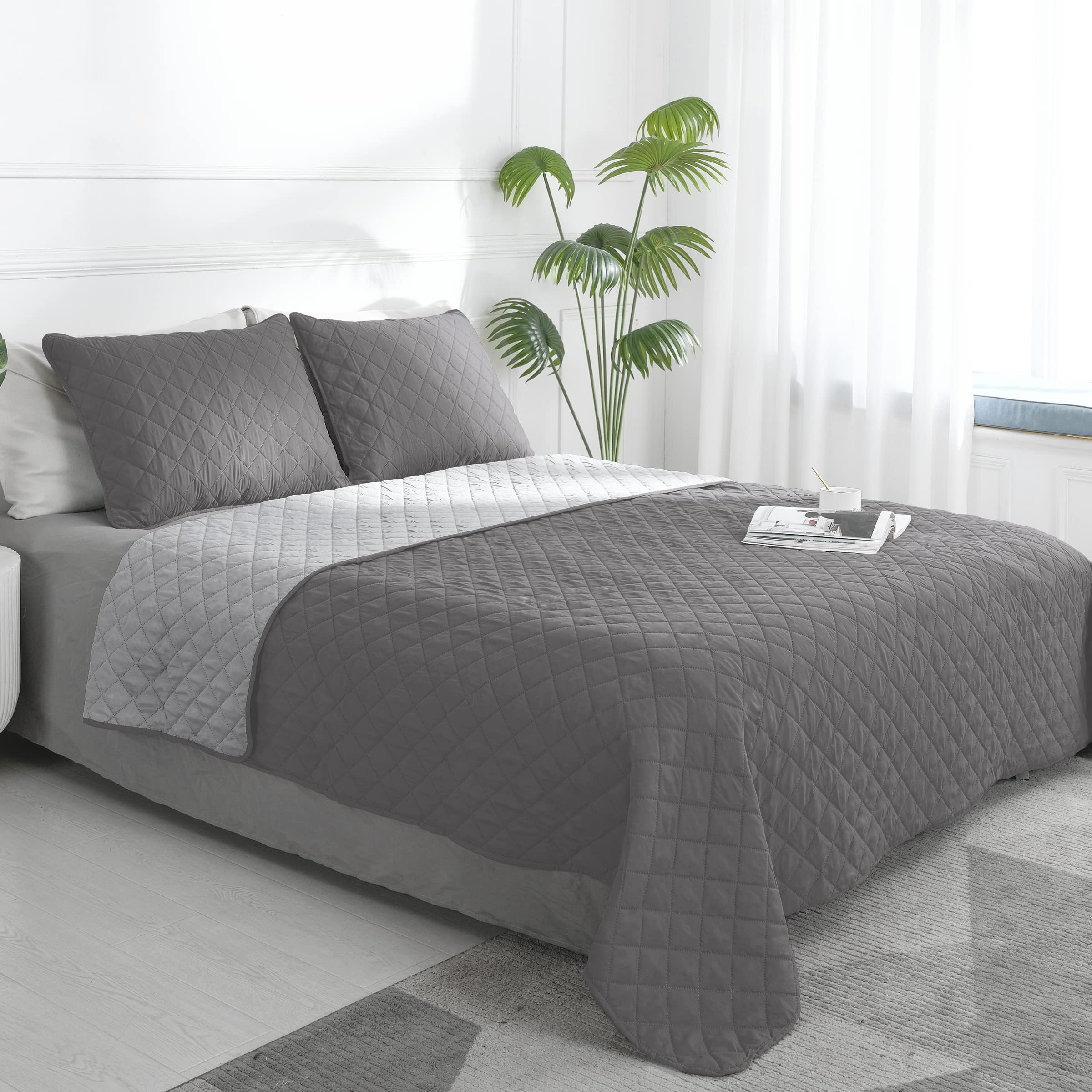 Easy-Going Reversible Quilt Set Full/Queen, Bedspread with 2 Shams | Gray/Light 
