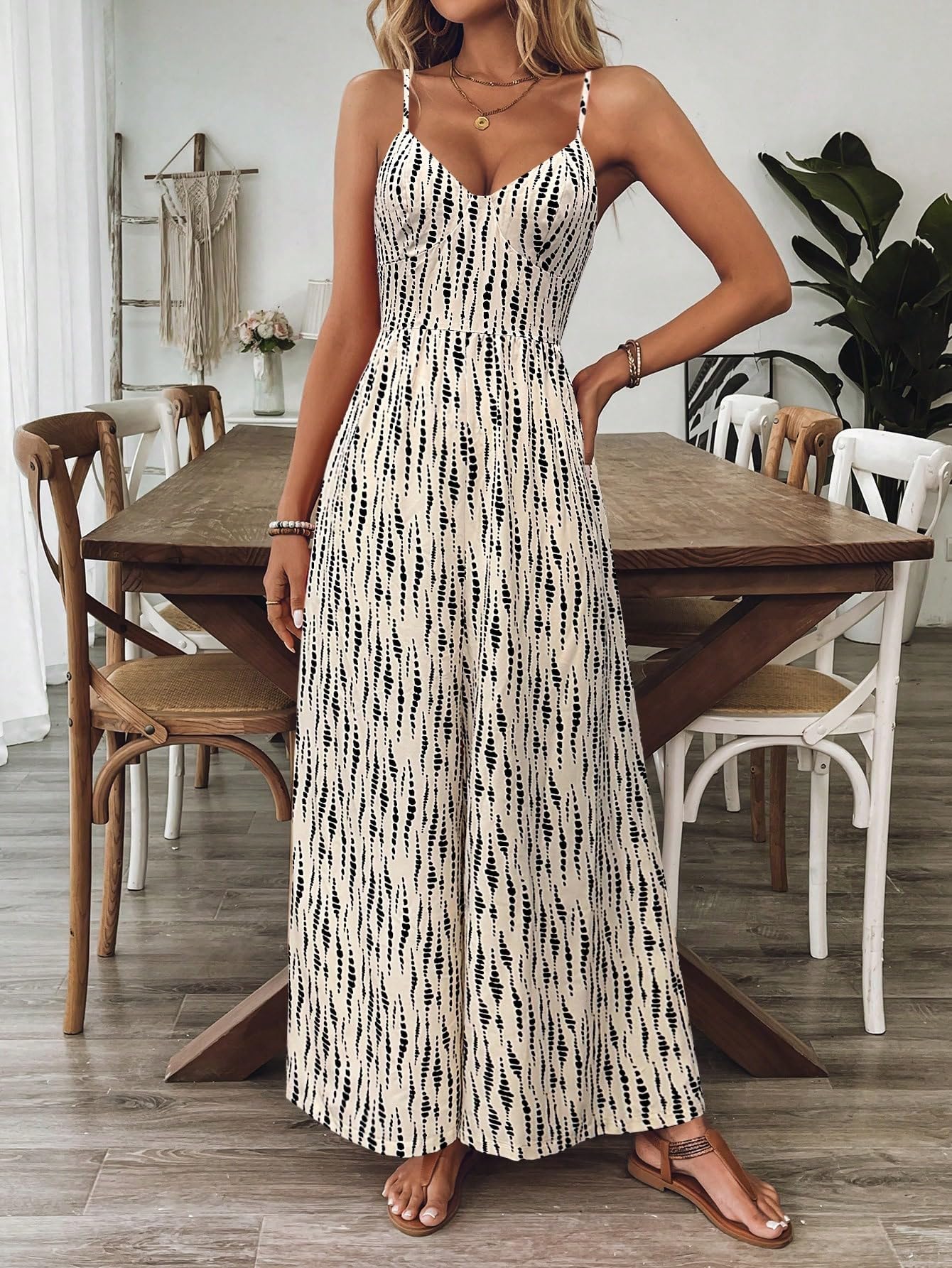 Tuta da donna a righe gialle e bianche con spalline sottili, schiena scoperta, c