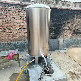 15 26 42 52 66 80 105 132 185 Gallon Stainless Steel Pressure Tank for Outdoor Use, Vertical Well Water Storage Tank for Wells/Industrial Cleaning(700L/185Gal)