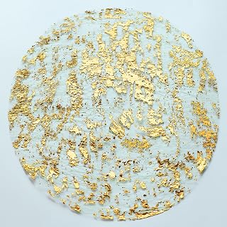 Snowkingdom Disposable Gold Placemats Set of 12 Metallic Round 13 Inch Foil Mesh Pressed Fall Table Mates 12 Pack Gold Doilies for Dining Table Wedding Birthday Party Holiday Home Decoration