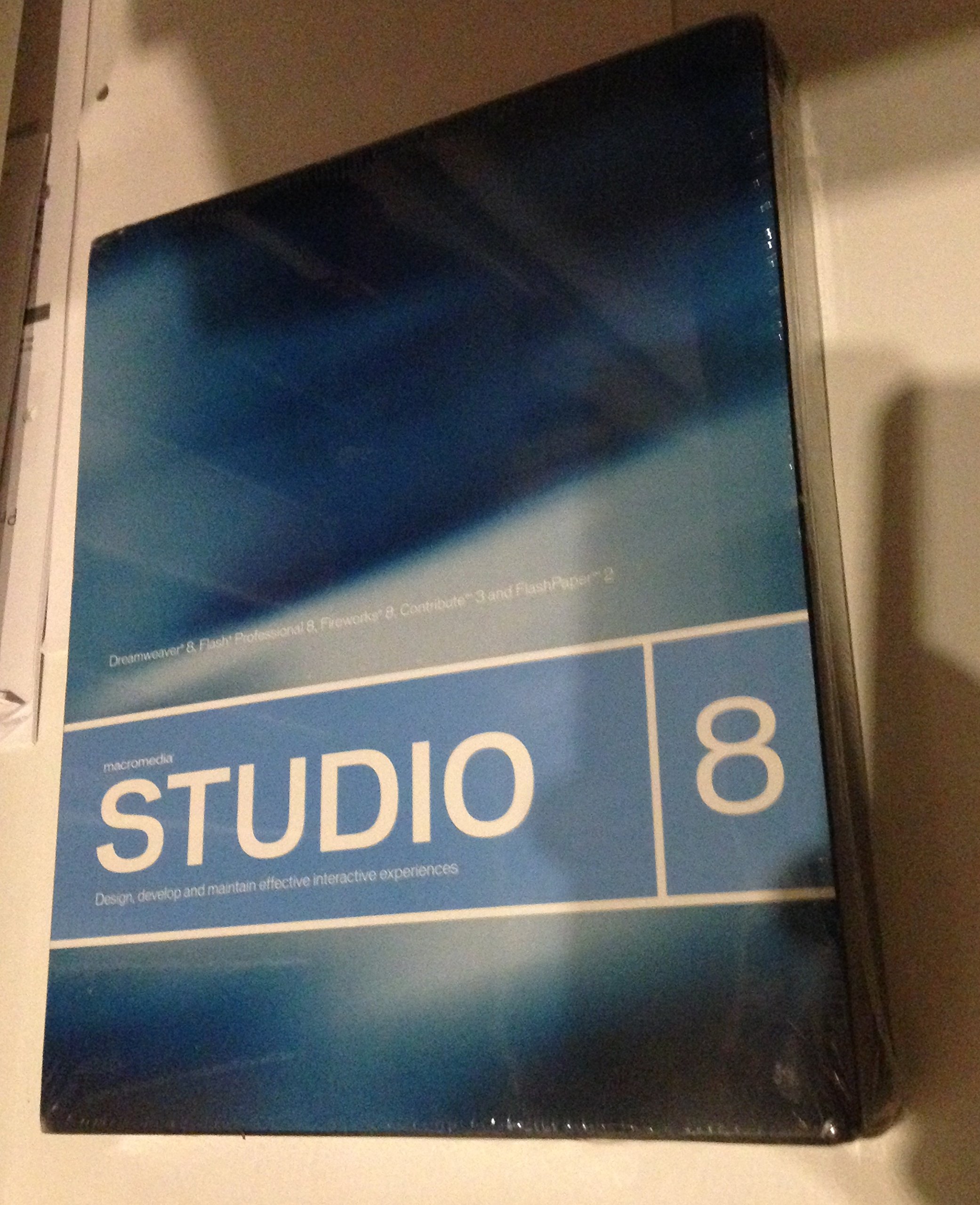 Studio 8 (Includes: Flash Professional 8, Dreamweaver 8, Fireworks 8, Contribute