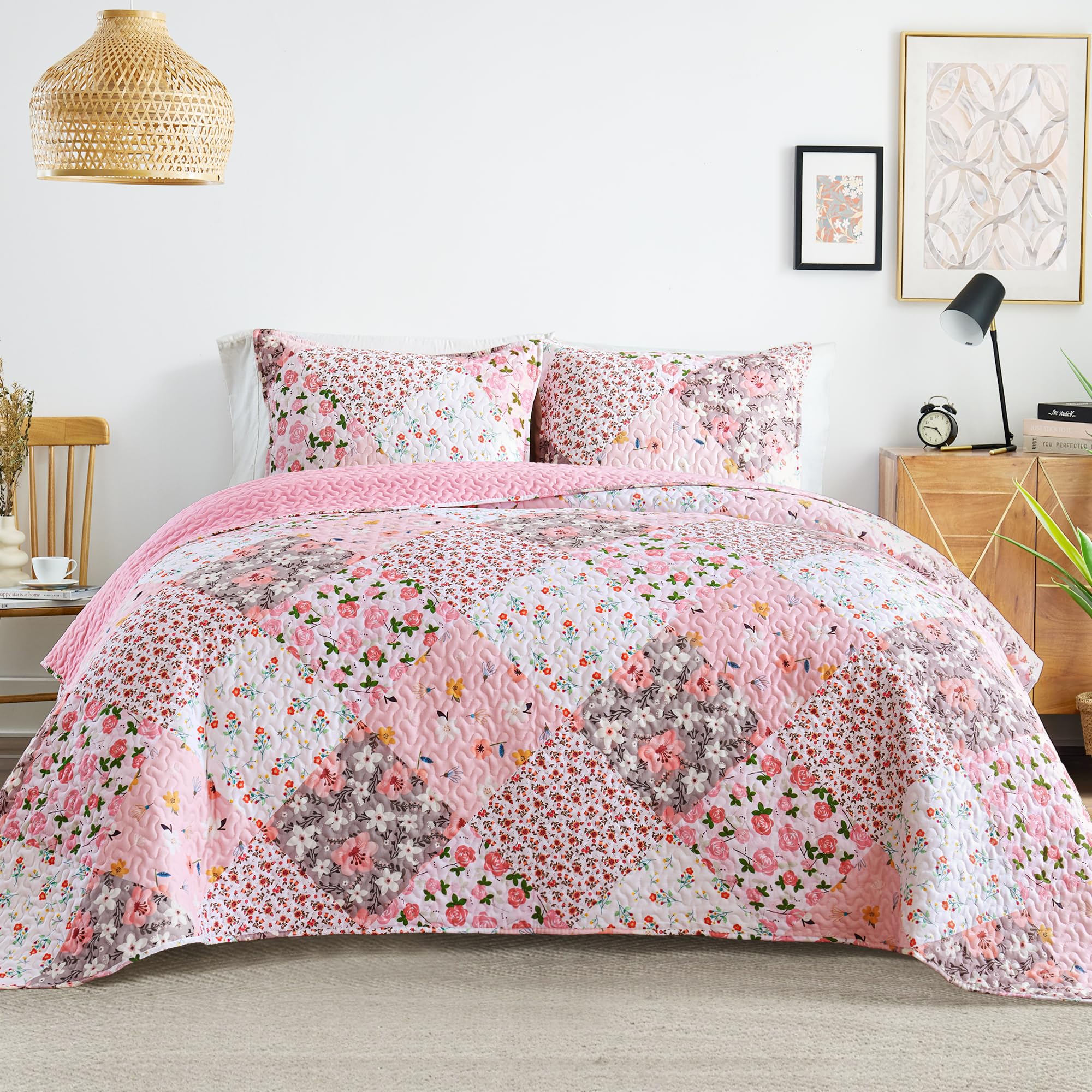 Whale Flotilla Patchwork Quilts Queen Size, Extra Soft Floral Bedspreads | Pink 