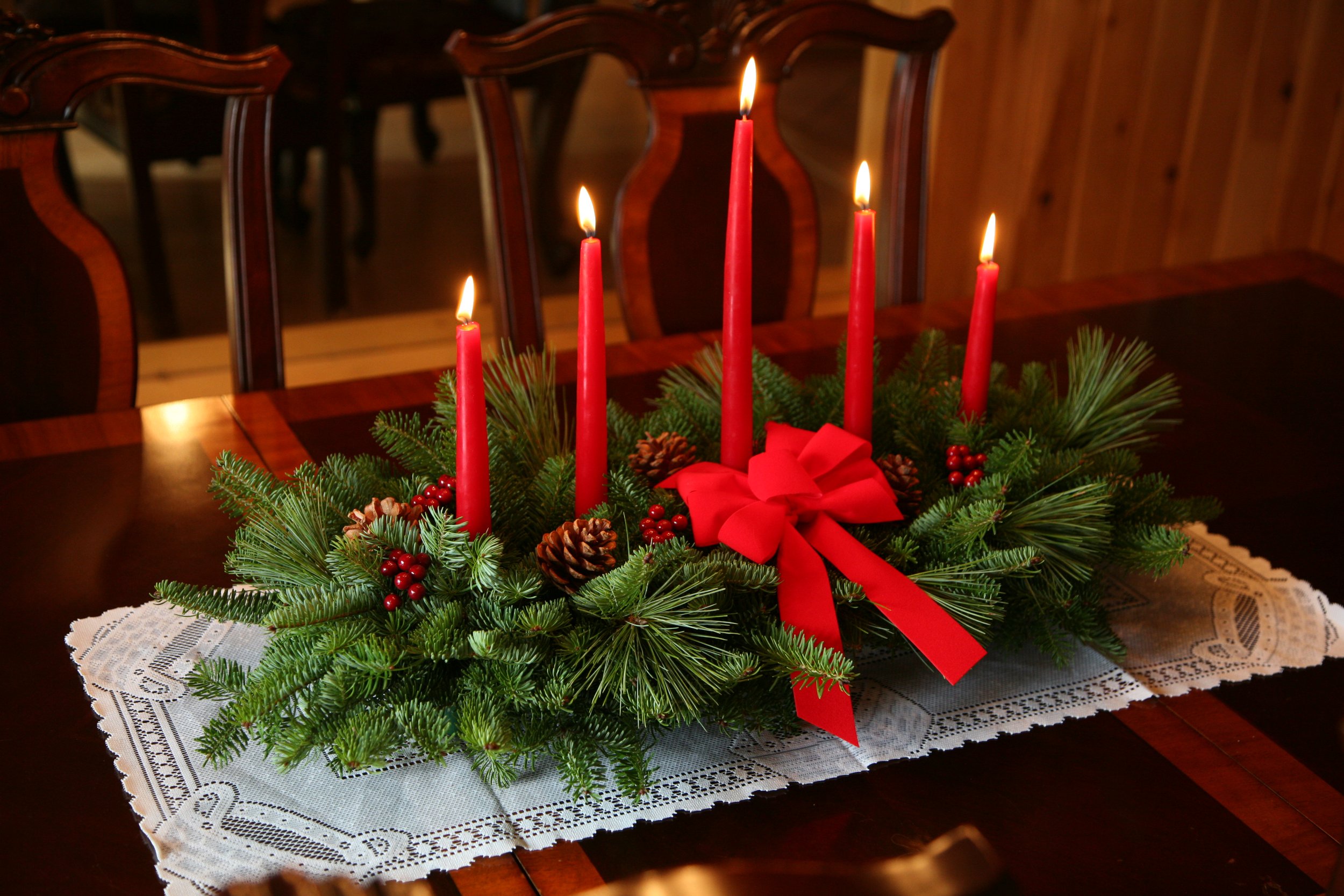 Worcester Wreath Fresh Balsam 5-Candle Christmas Table Centerpiece (Red) | Fresh